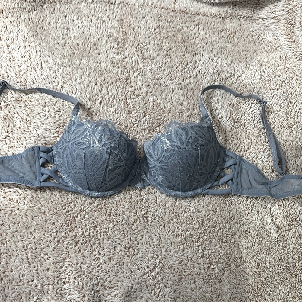 34B PINK Victoria Secret bra. Barely worn.